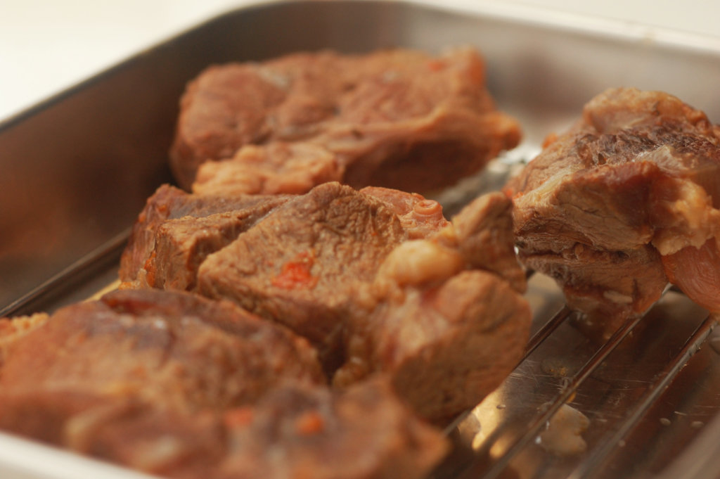 肉料理と最高の相性!家庭でも作れるブラウン系フォンドヴォーの作り方レシピと活用方法