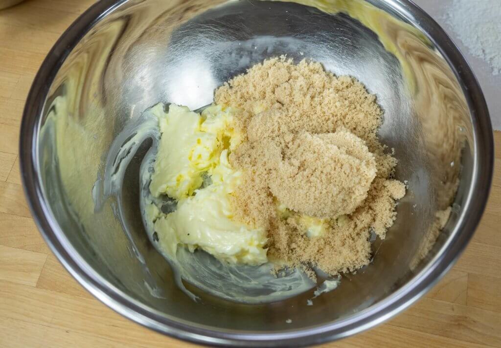 新しいボウルにバター、砂糖が混ぜられている様子