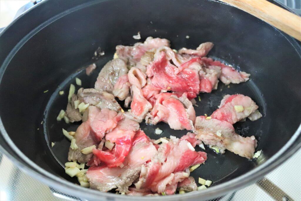 同じ鍋で牛肉を炒めている様子