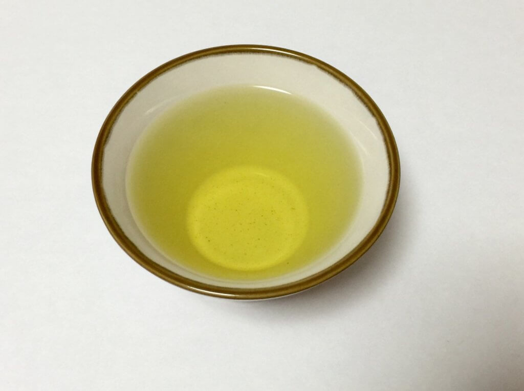 透き通っている深緑色をした、普通蒸しのお茶