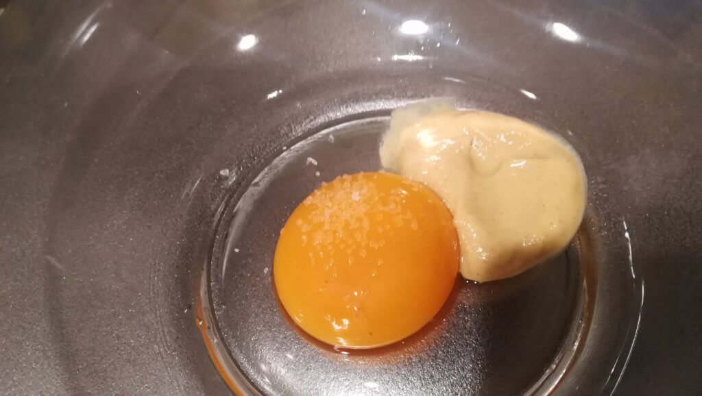 ボールに卵、マスタード、塩が加えられた様子