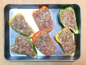 解凍した下味冷凍ひき肉を①に詰め、耐熱容器に入れてラップをふんわりとかけ、レンジ６００Wで４〜５分加熱する。