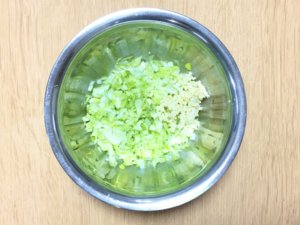 長ねぎは粗みじん切りにし、しょうがはみじん切りにする