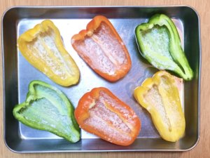 ピーマンは半分に切って種とヘタを取り除き、内側に薄力粉を薄くまぶす。