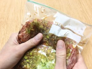 保存袋に豚ひき肉、１、Aを入れ、袋の上からよく揉み込む。