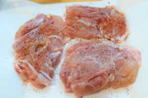 鶏肉を3切れに切る