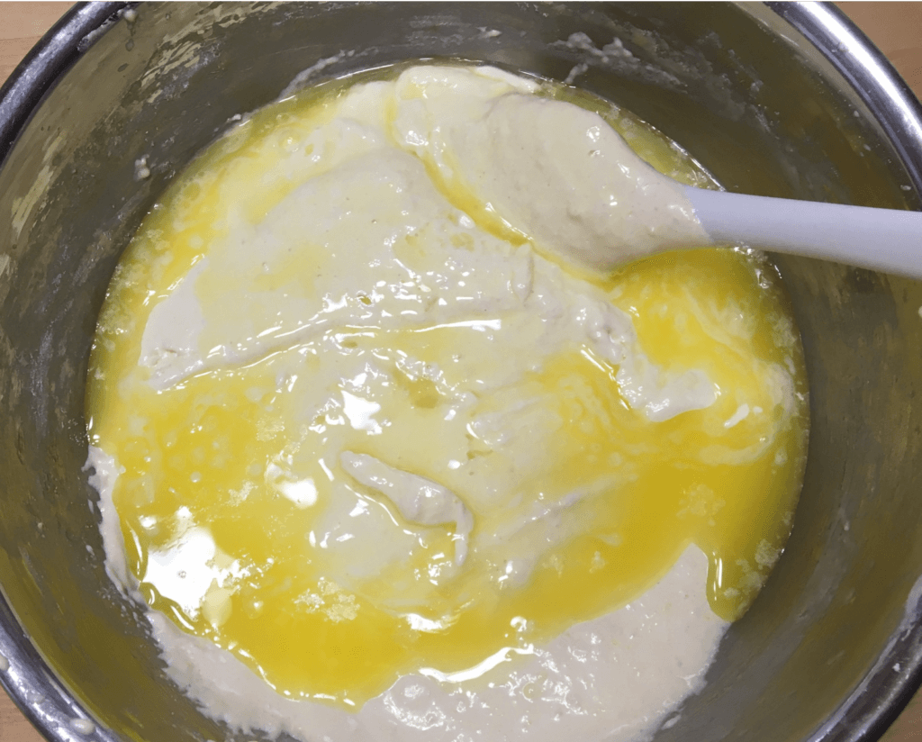 溶かしバターを２回に分け混ぜ合わせます