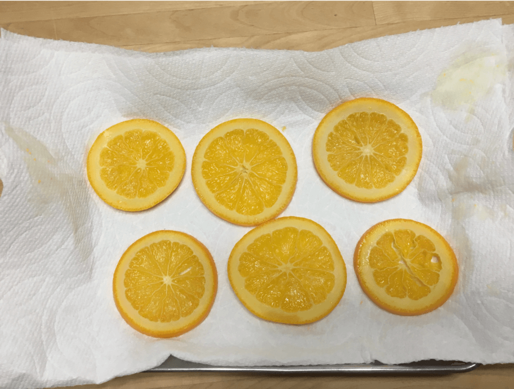 オレンジのシロップ煮（適量）の水分を取る