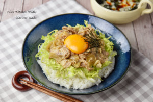 「豚こまのレンジスタミナ丼」と「卵白とわかめのスープ」の