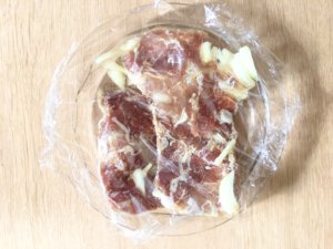 豚こまと玉ねぎの下味冷凍を耐熱容器に入れてラップをふんわりとかけ、レンジ６００Wで６分半〜７分加熱する。
