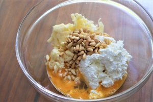 チーズほか材料を入れる