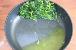 ほうれん草の水気を切る