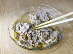 肉に火が通ったら、菜箸でほぐしてごま油を加え、温かいご飯の上にのせて卵黄をのせる。レタス、刻みのりはお好みで乗せても美味しくいただけます。