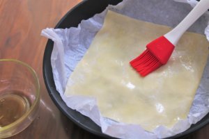 春巻きの皮にオイルを塗る