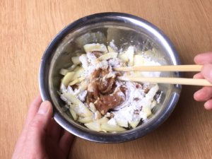 味付け肉２人分をボウルに入れ、片栗粉を加えてよく混ぜ合わせる。