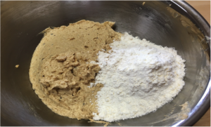 〈B〉の小麦粉、シナモンパウダー、ベーキングパウダー、塩をふるって、１/2量をゴムベラでさっくり混ぜあわせます。