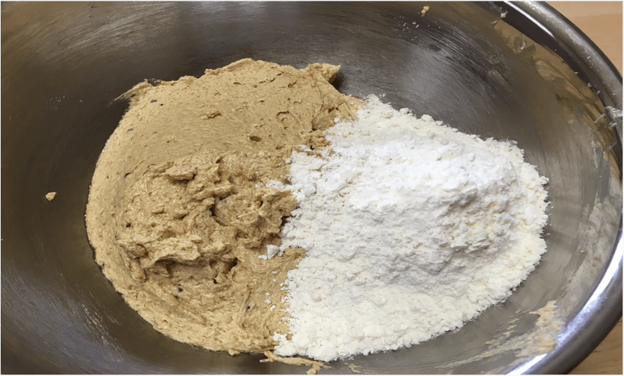 〈B〉の小麦粉、シナモンパウダー、ベーキングパウダー、塩をふるってまぜあわせる。
