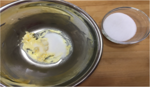 バターをクリーム状にし砂糖を３～４回にわけて