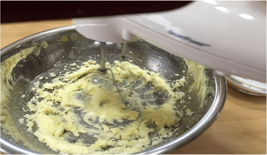 バターをクリーム状にし砂糖を３～４回にわけて、その都度しっかりと混ぜあわせます。