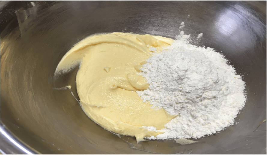 粉類（小麦粉、ベーキングパウダー、ベーキングソーダ、塩）を振るっておきます
