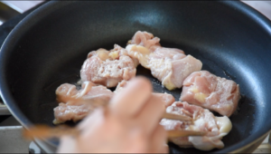 ライパンにサラダ油を中火で熱し、２を皮面を下にして並べ入れ、軽く押さえながら焼く