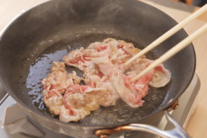 豚こま切れ肉に軽く塩胡椒をし、ごま油小さじ1を敷いたフライパンで赤身が消えるまで炒めて取り出す。