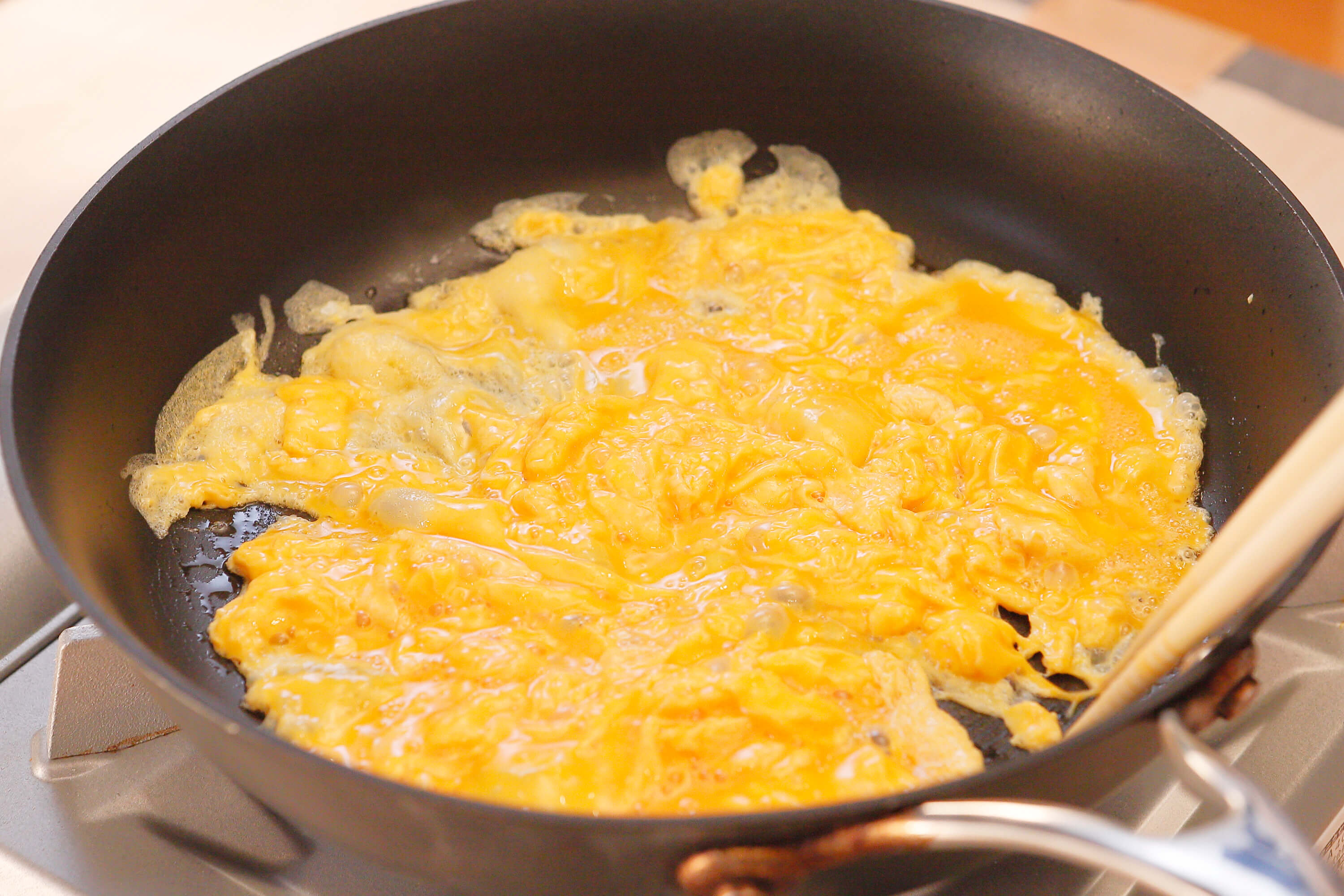 フライパンにごま油小さじ2を足し、強火で一気に卵を半熟に炒めて取り出す