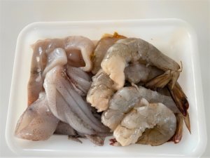 エビとイカの下ごしらえ