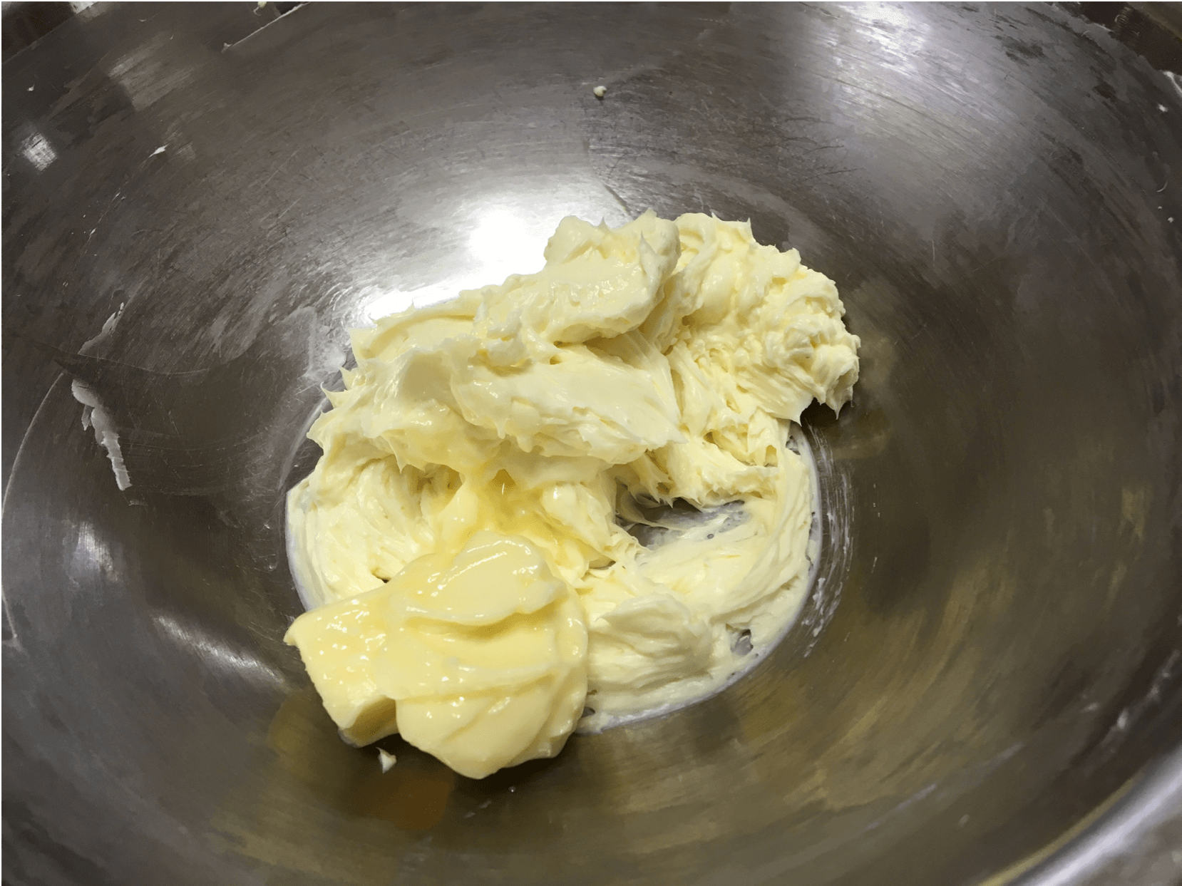⑵がなめらかになったら、柔らかくなったバターを加え、混ぜ合わせます。