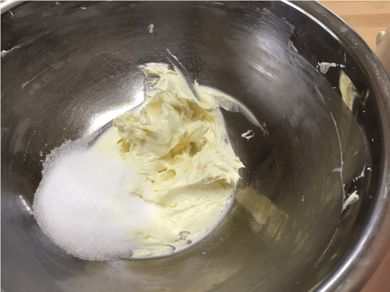 ボールにクリームチーズと砂糖をいれて、ハンドミキサーでなめらかになるまで混ぜ合わせます。