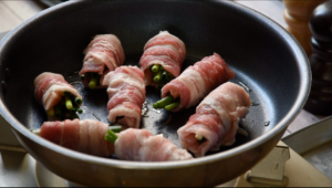 蓋を取ってこんがりと焼き、器に盛ってお好みで七味をふる。