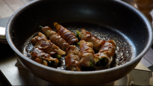 蓋を取ってこんがりと焼き、器に盛ってお好みで七味をふる。