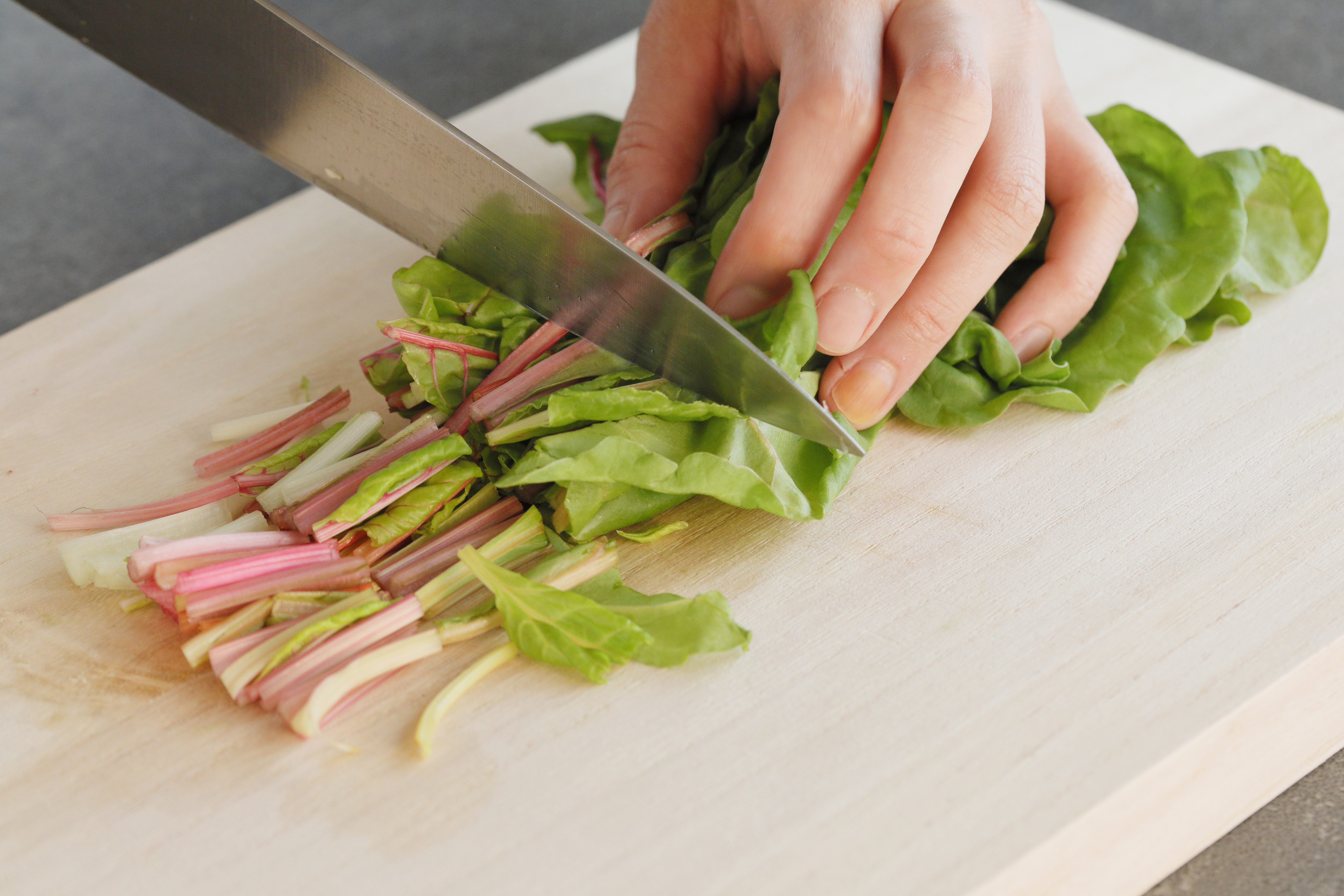 スイスチャードは2cm長さに切る。玉ねぎは薄切りにし、ミニトマトはヘタを取り除いて半分に切る。