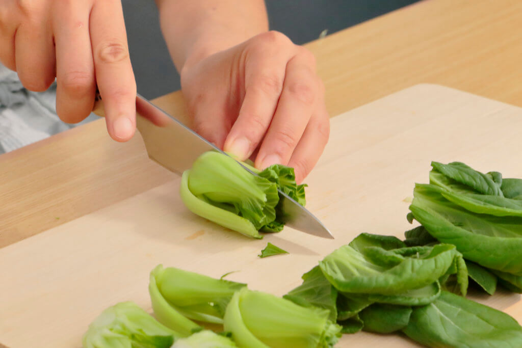 美青菜は葉と茎を分けるようにカットし、茎を1/4に切り分ける。合わせ調味料を混ぜ合わせる。