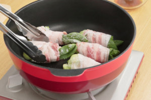 フライパンにサラダ油をひいて火にかけ、2の巻き終わりを下にして並び入れ、全体に焼き色をつける。