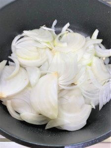 ２のフライパンにバターを入れて熱し、１の玉ねぎを炒め、しんなりとしてきたら、マッシュルームを加える。